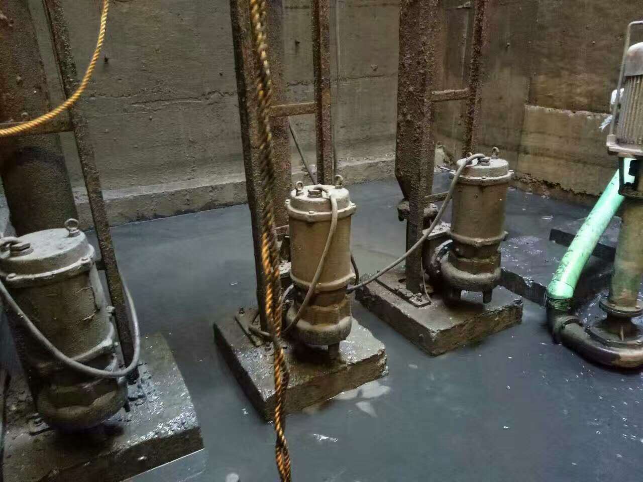 南丰污水池清理