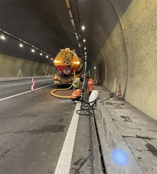 南丰隧道排水渠清淤